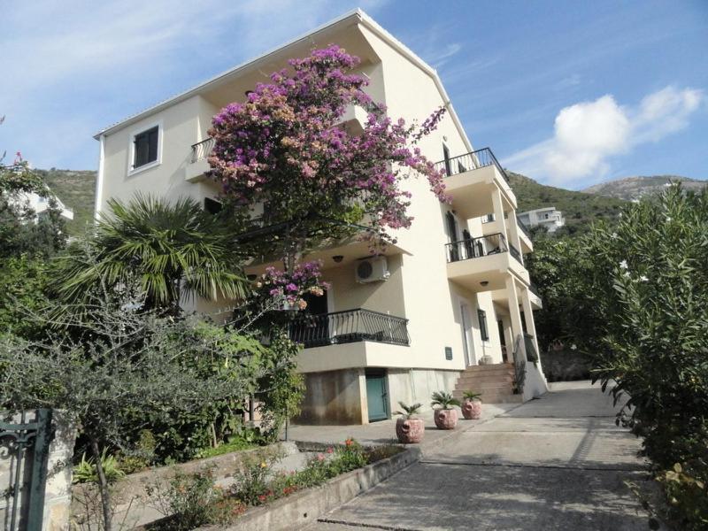 Apartments & Rooms M Petrovac Екстериор снимка