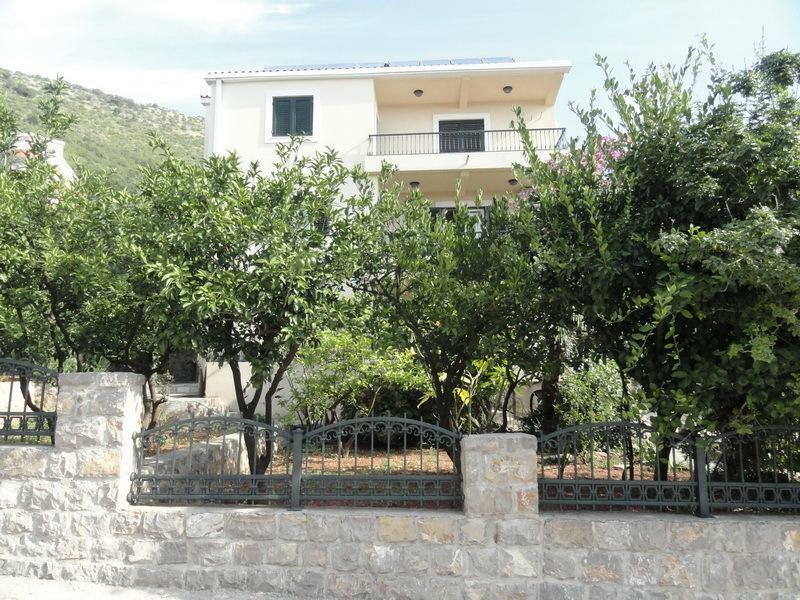 Apartments & Rooms M Petrovac Екстериор снимка